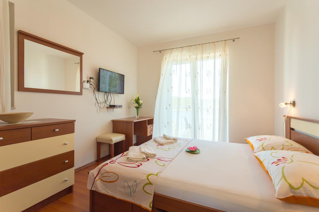 Apartments Slavica Pomena Quarto foto