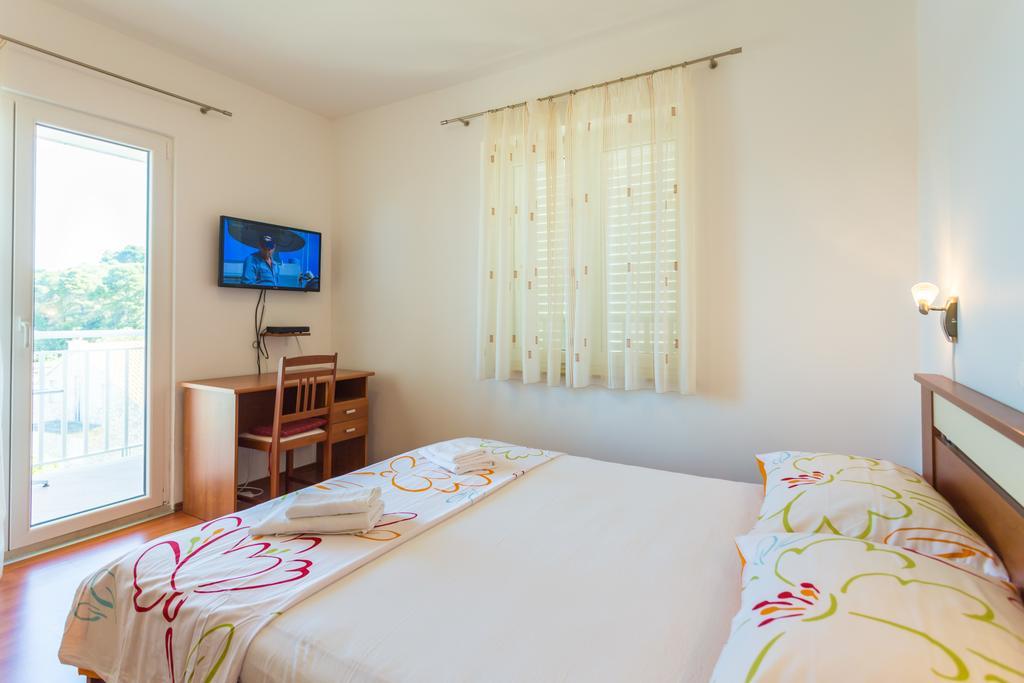 Apartments Slavica Pomena Quarto foto